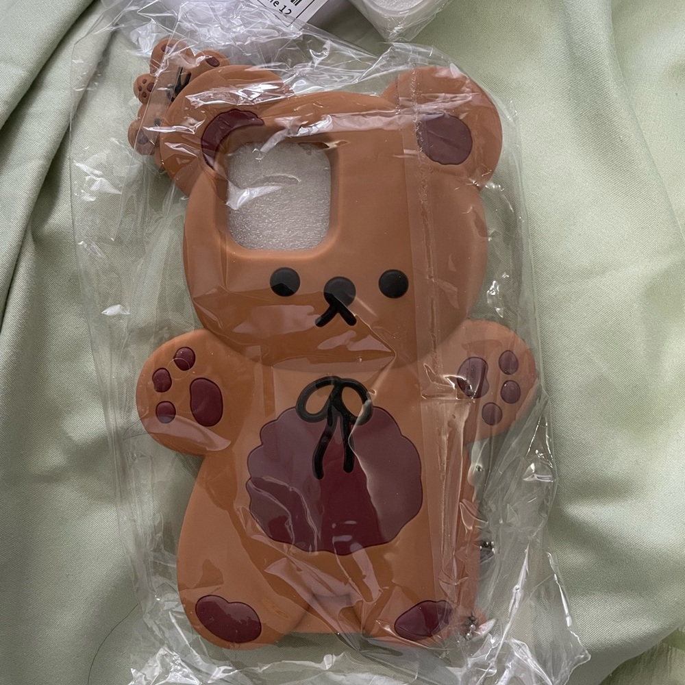 iphone 12/12 pro bear phone case (includes side keychain)